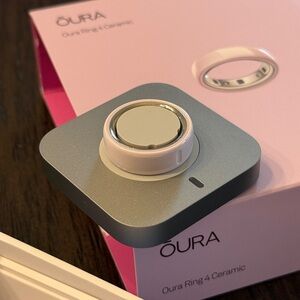 Oura Ring 4 Ceramic in Silver with Charging Dock